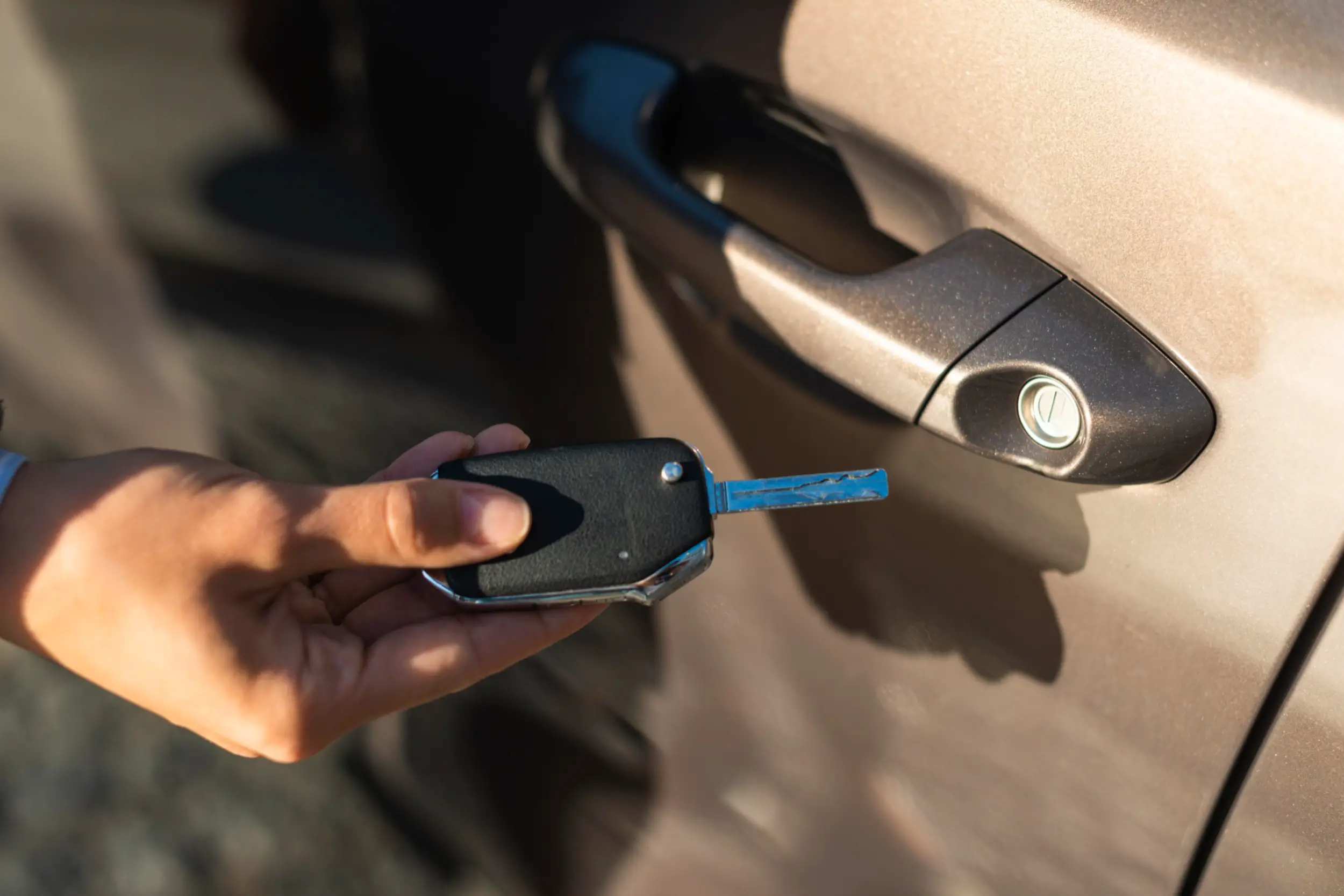 insertion de clé dans voiture